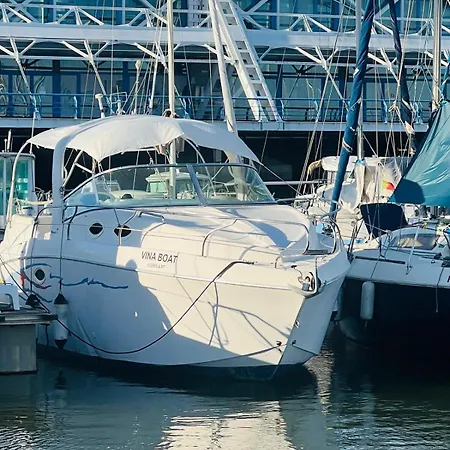 Vina Boat - Unique In Marina Ботель *